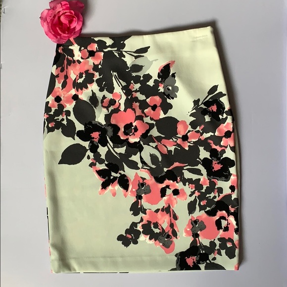 New York & Company Dresses & Skirts - New York & Company Floral Pencil Skirt. Size 4